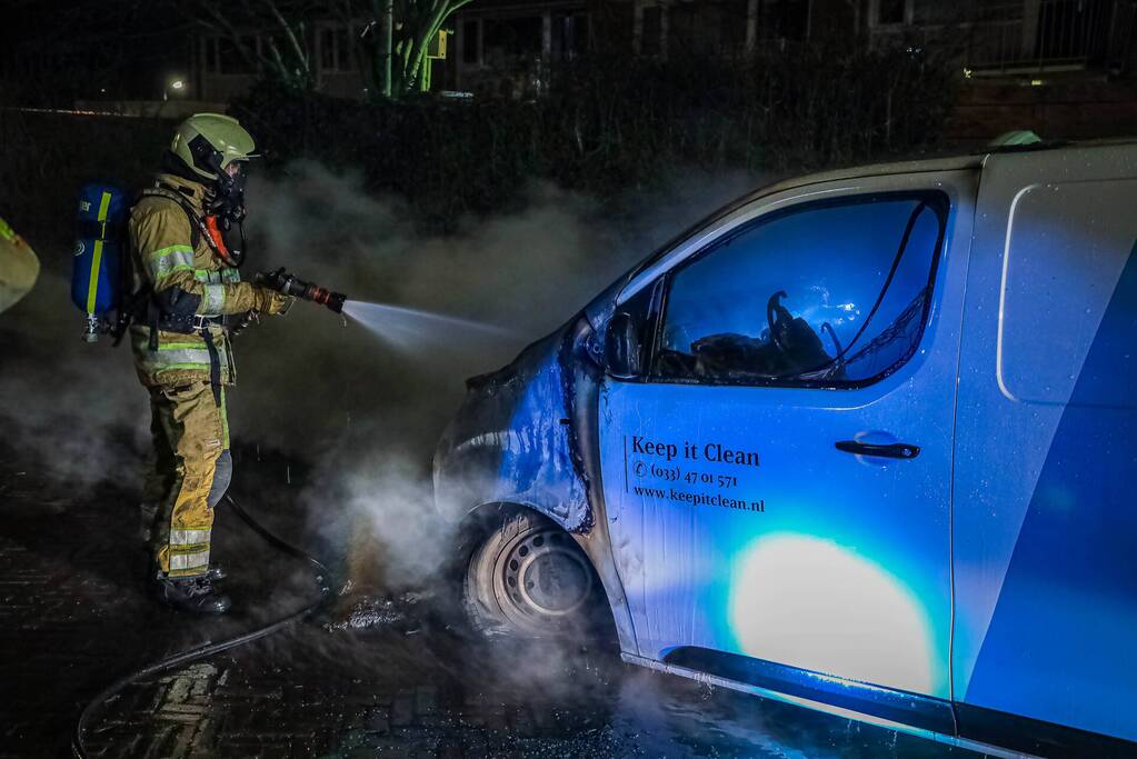 Voorkant van bestelbus volledig uitgebrand