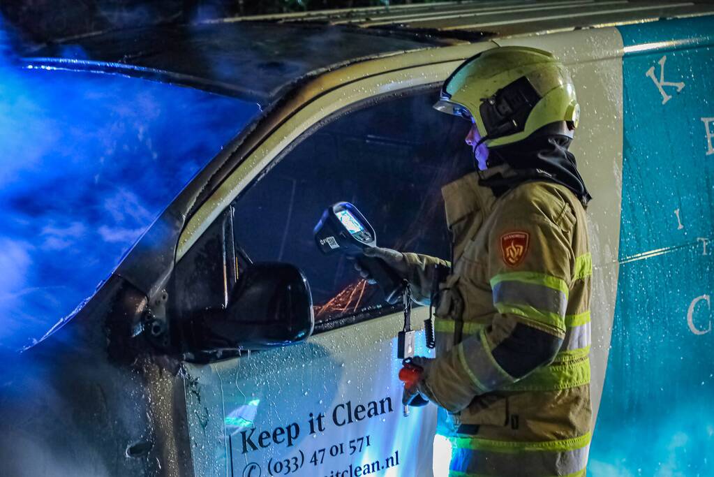 Voorkant van bestelbus volledig uitgebrand
