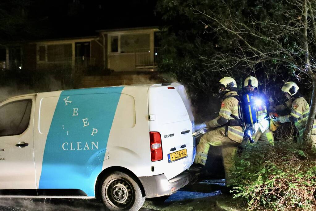 Voorkant van bestelbus volledig uitgebrand