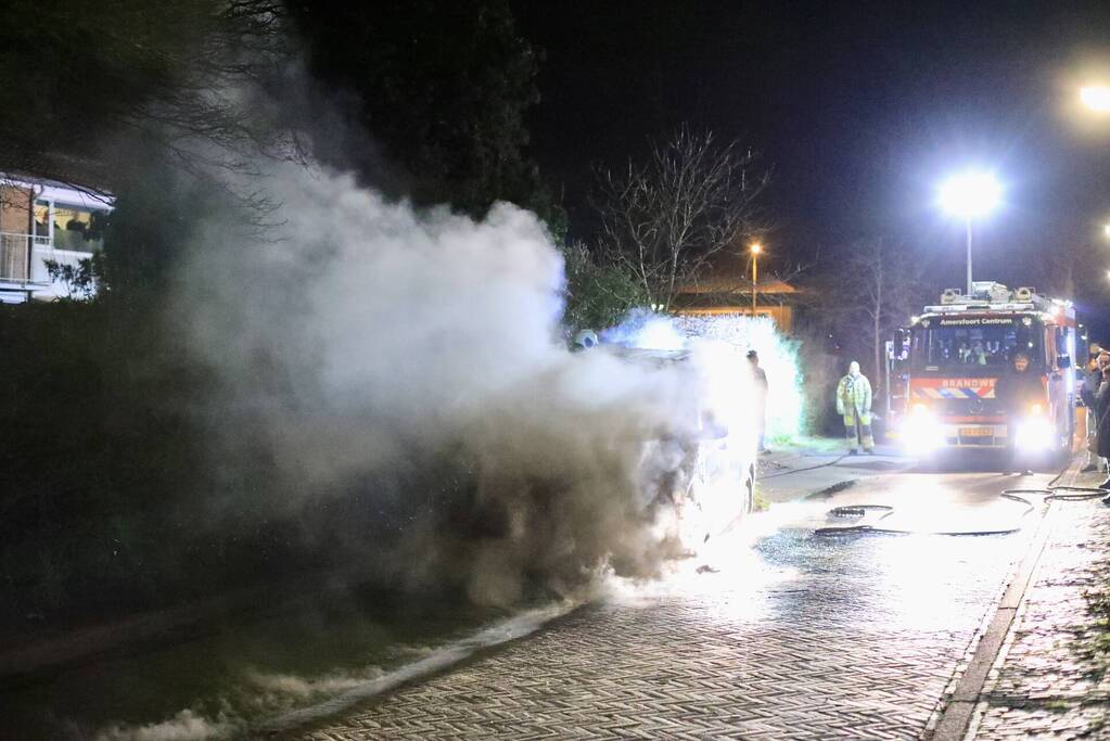 Voorkant van bestelbus volledig uitgebrand