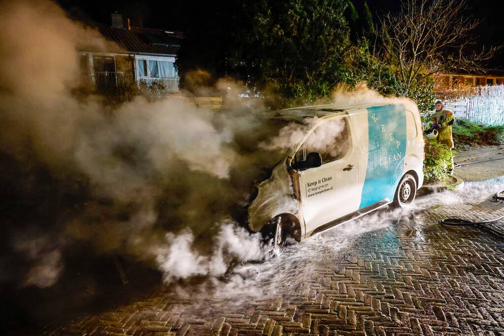 Voorkant van bestelbus volledig uitgebrand
