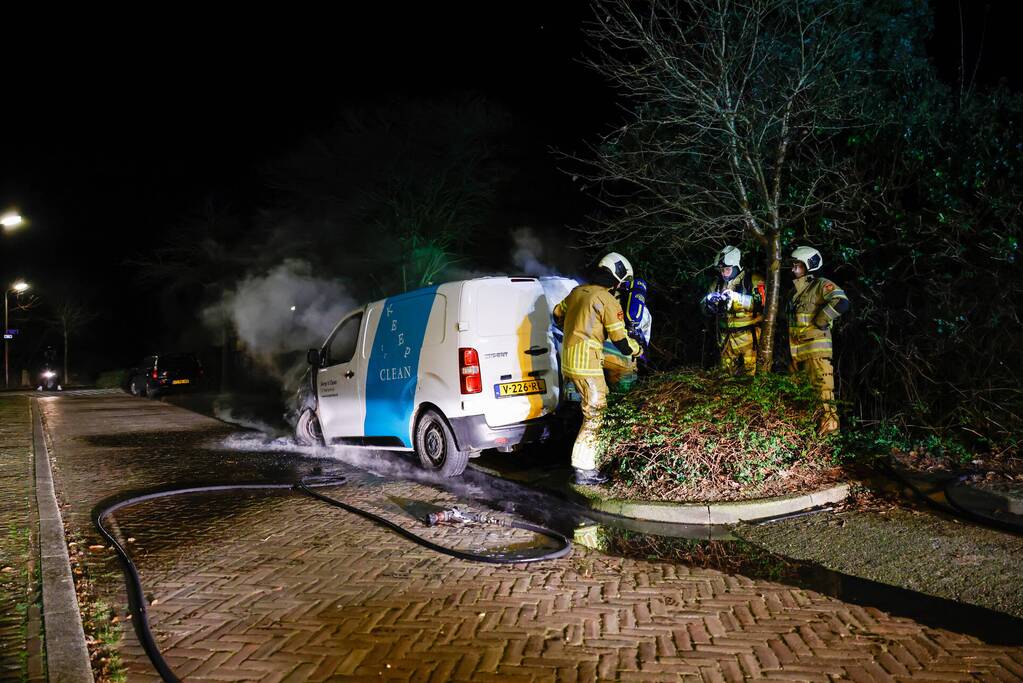 Voorkant van bestelbus volledig uitgebrand