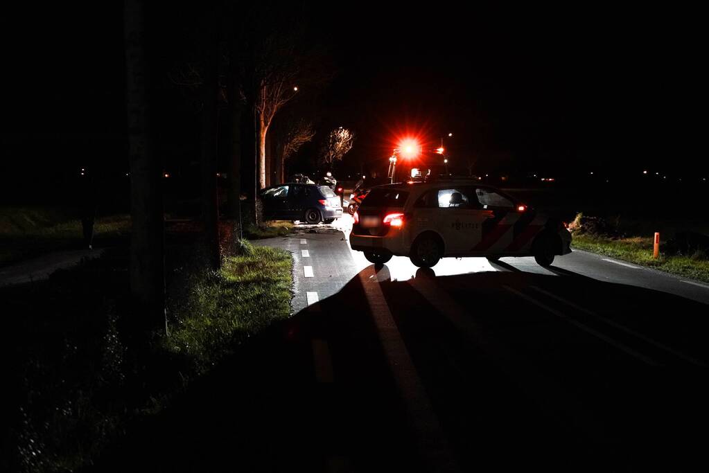 Auto crasht tegen boom