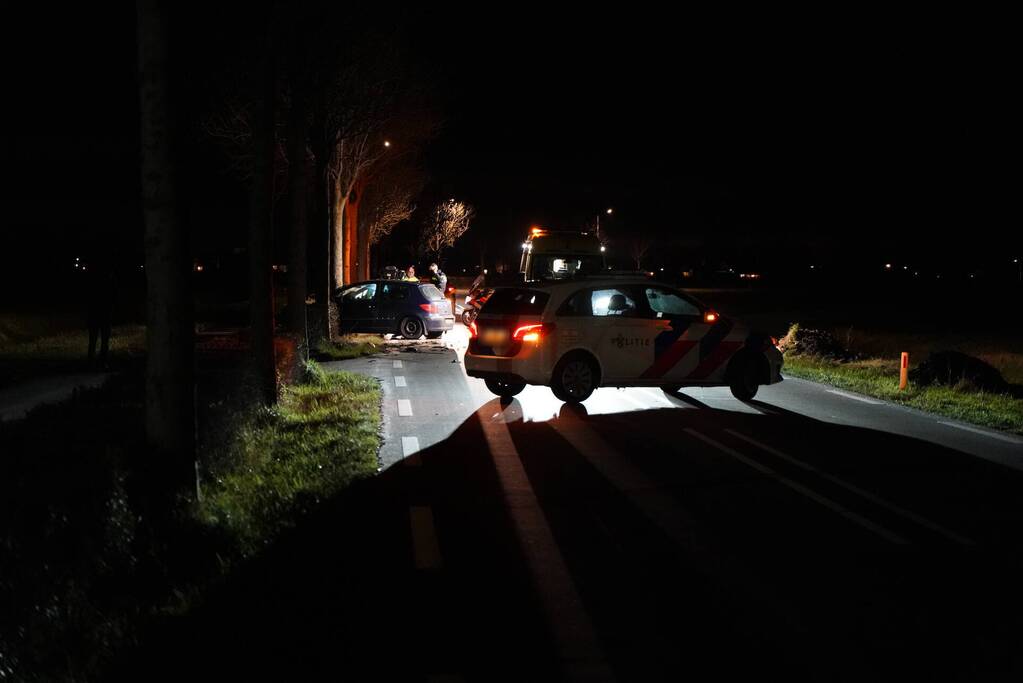 Auto crasht tegen boom