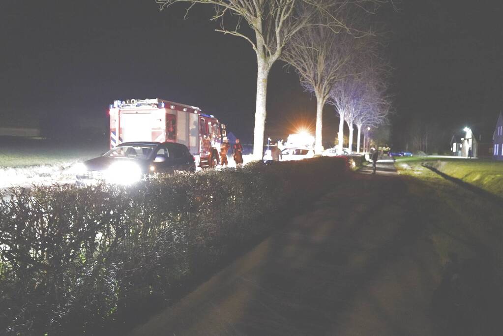 Auto crasht tegen boom