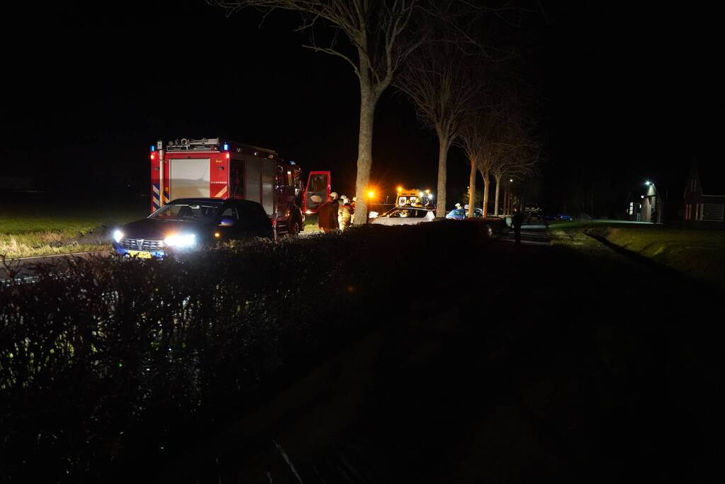 Auto crasht tegen boom