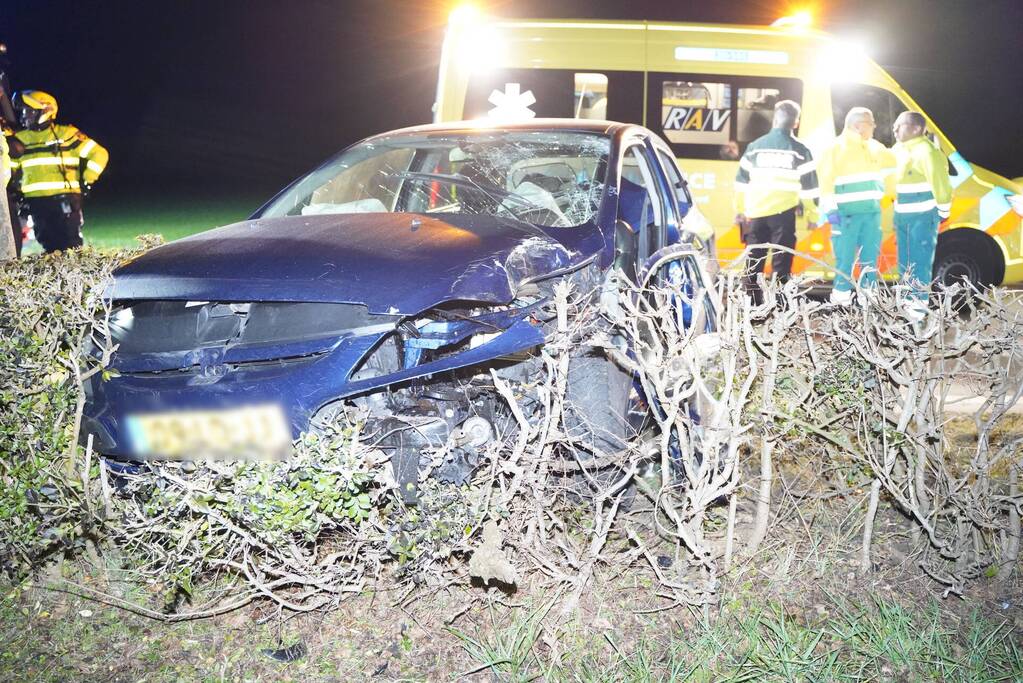 Auto crasht tegen boom