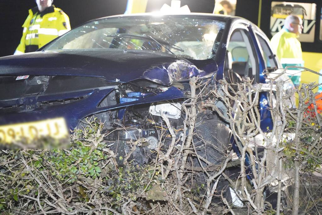 Auto crasht tegen boom