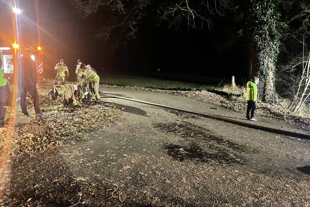 Brandweer bevrijdt hond uit buis