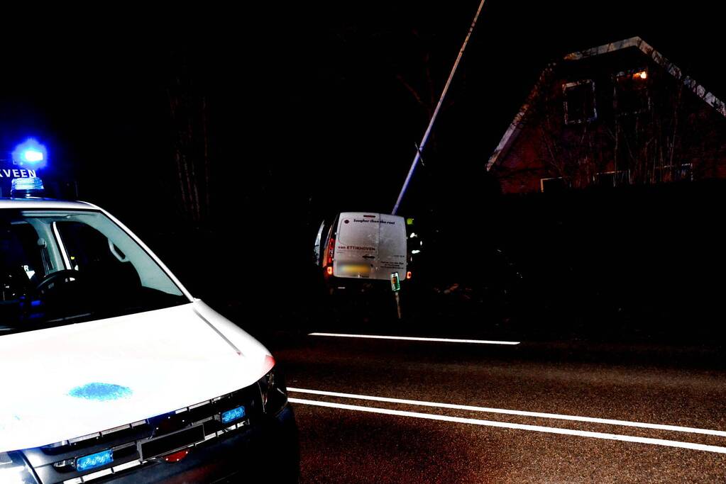 Auto botst tegen lantaarnpaal