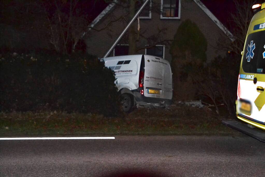 Auto botst tegen lantaarnpaal