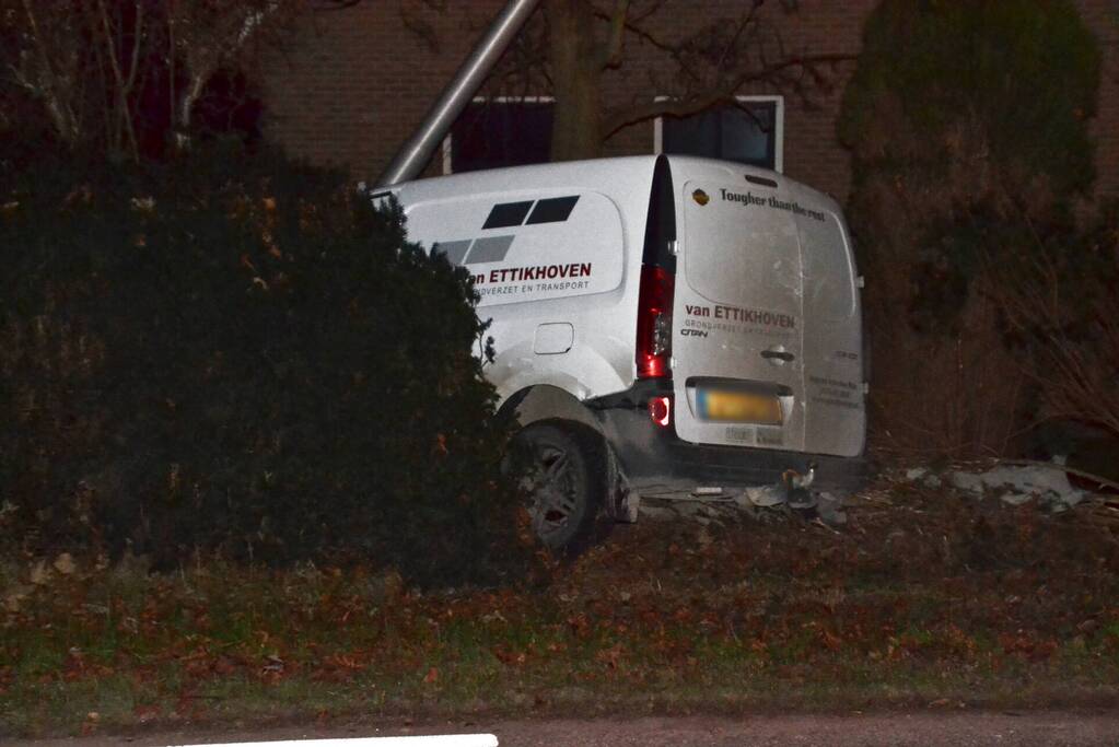 Auto botst tegen lantaarnpaal