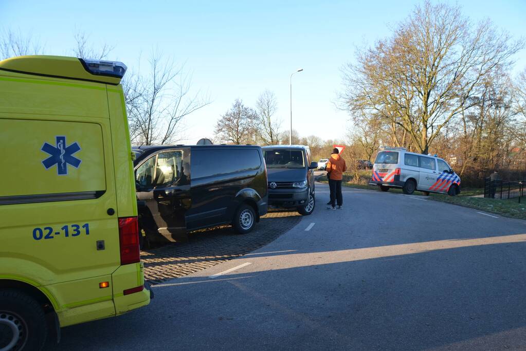 Kop-staart botsing tussen twee bestelbussen