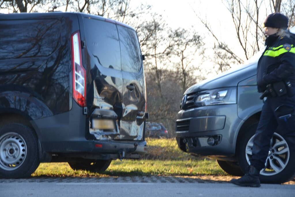 Kop-staart botsing tussen twee bestelbussen