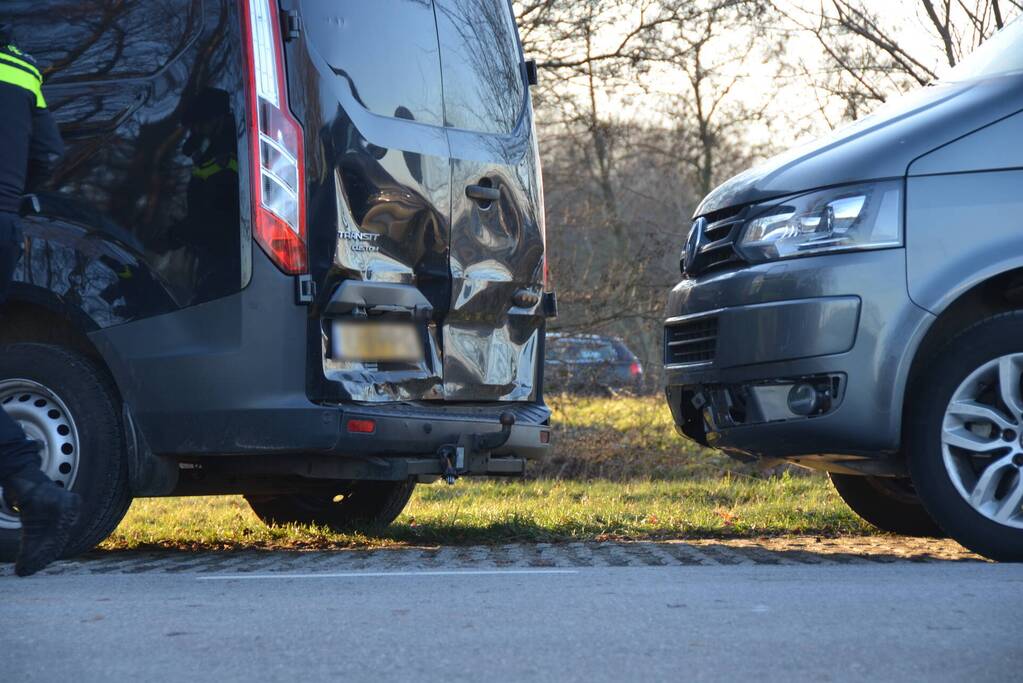 Kop-staart botsing tussen twee bestelbussen