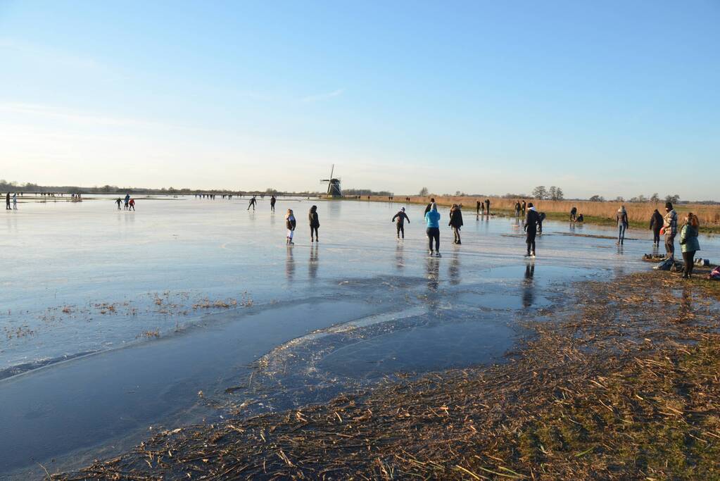 Schaatsliefhebben maken zich op voor natuurijs