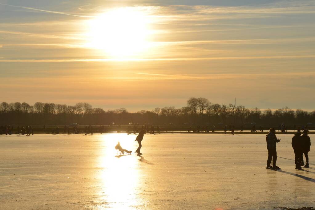 Schaatsliefhebben maken zich op voor natuurijs