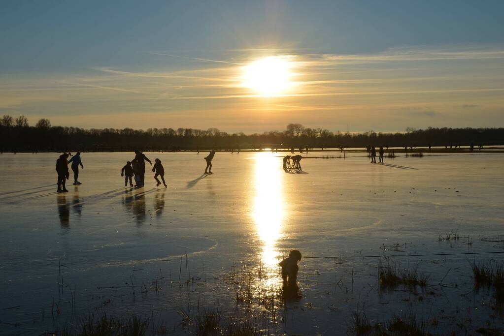 Schaatsliefhebben maken zich op voor natuurijs
