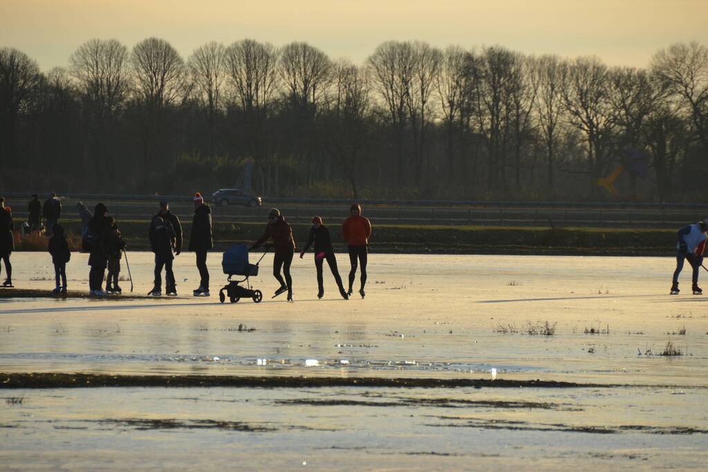 Schaatsliefhebben maken zich op voor natuurijs