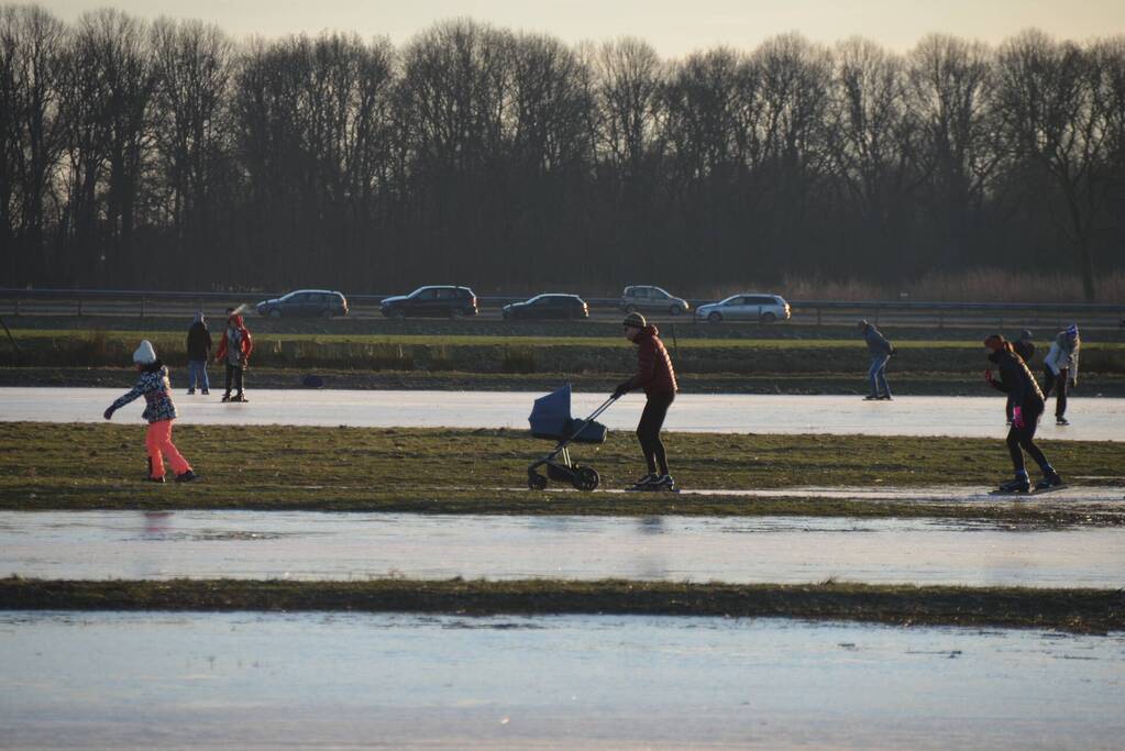 Schaatsliefhebben maken zich op voor natuurijs