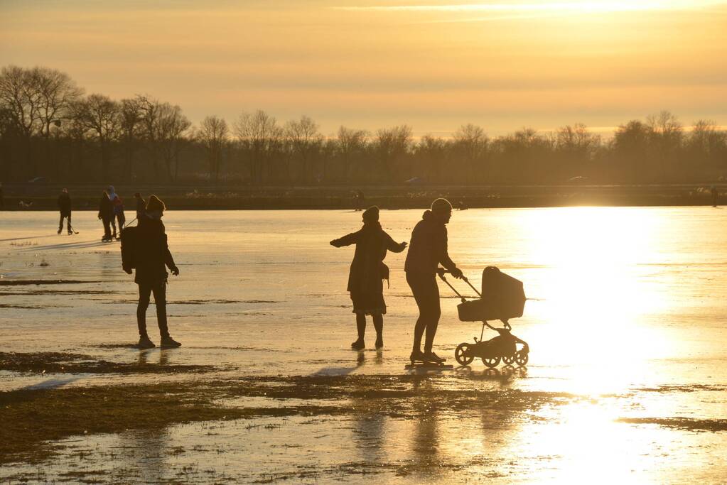 Schaatsliefhebben maken zich op voor natuurijs
