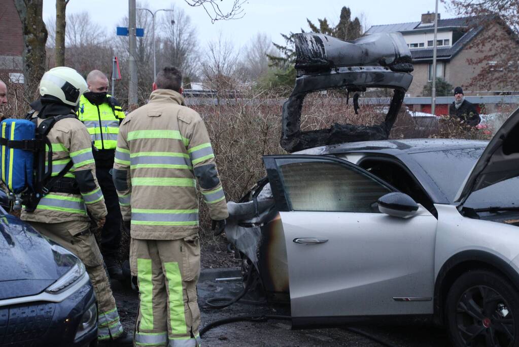 Auto vliegt aan achterkant in brand