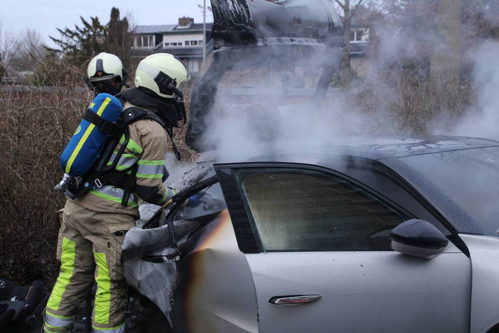 Auto vliegt aan achterkant in brand