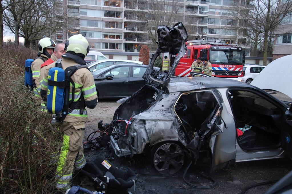 Auto vliegt aan achterkant in brand