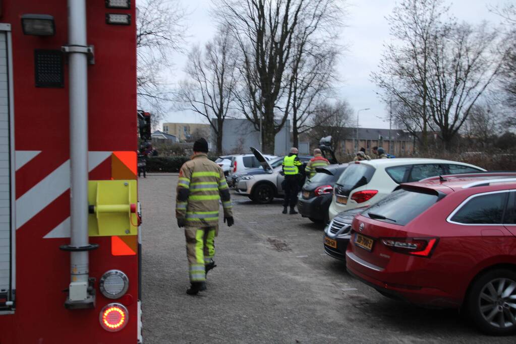 Auto vliegt aan achterkant in brand