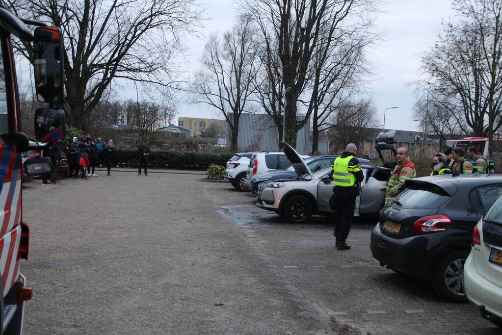 Auto vliegt aan achterkant in brand