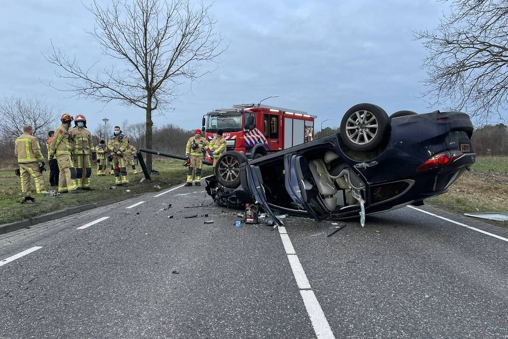 Auto slaat over de kop na botsing