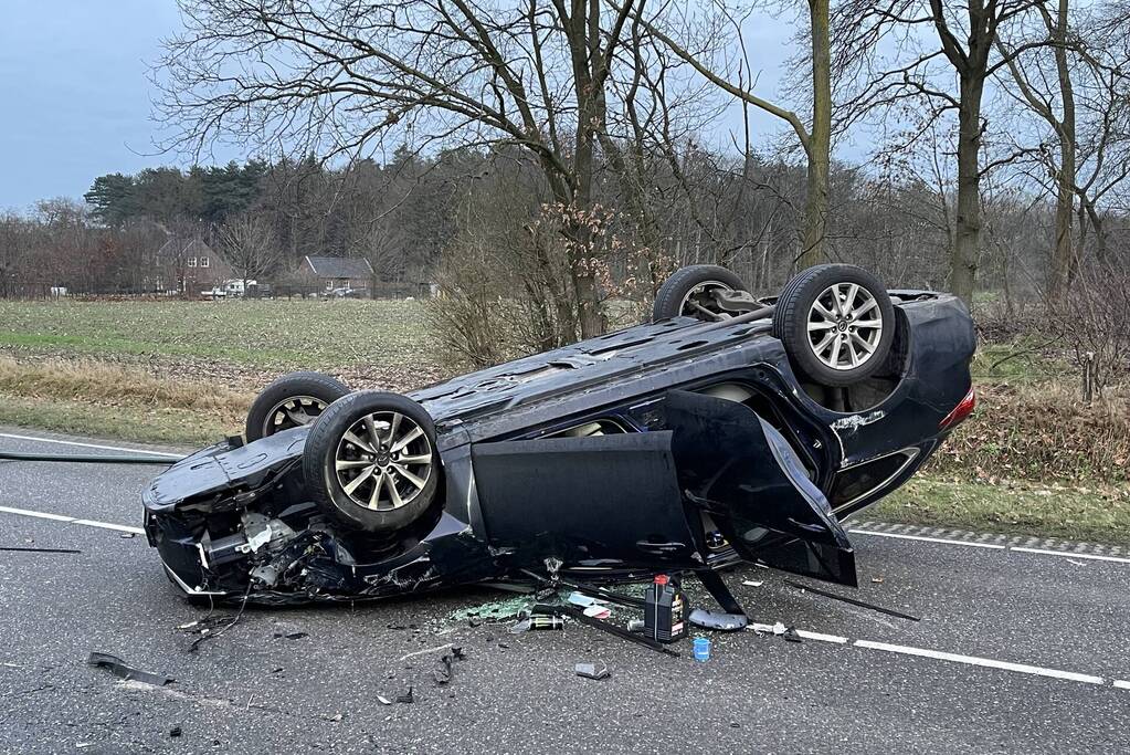 Auto slaat over de kop na botsing