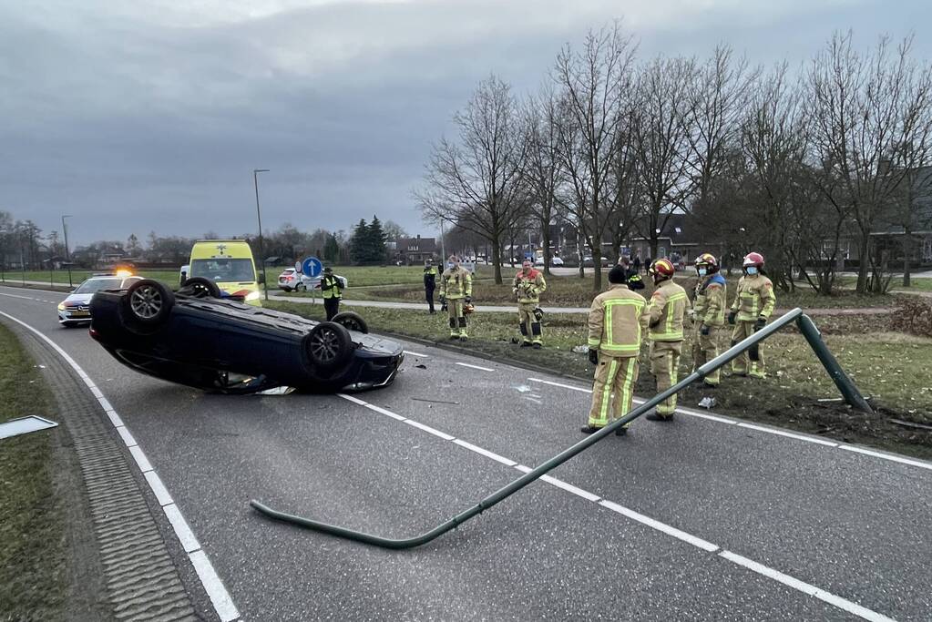 Auto slaat over de kop na botsing