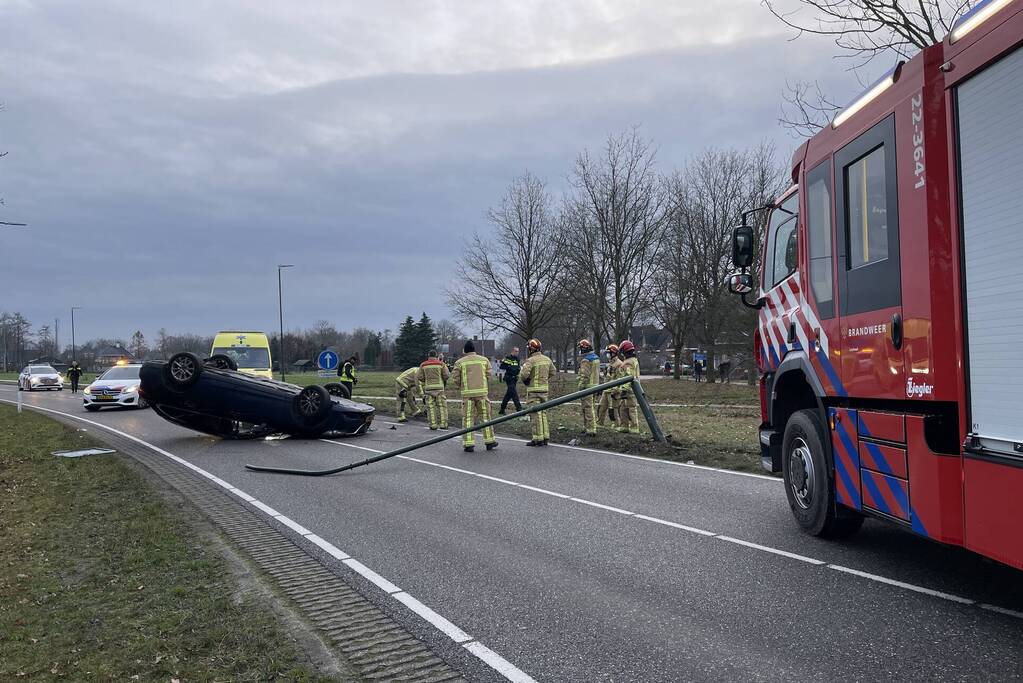 Auto slaat over de kop na botsing