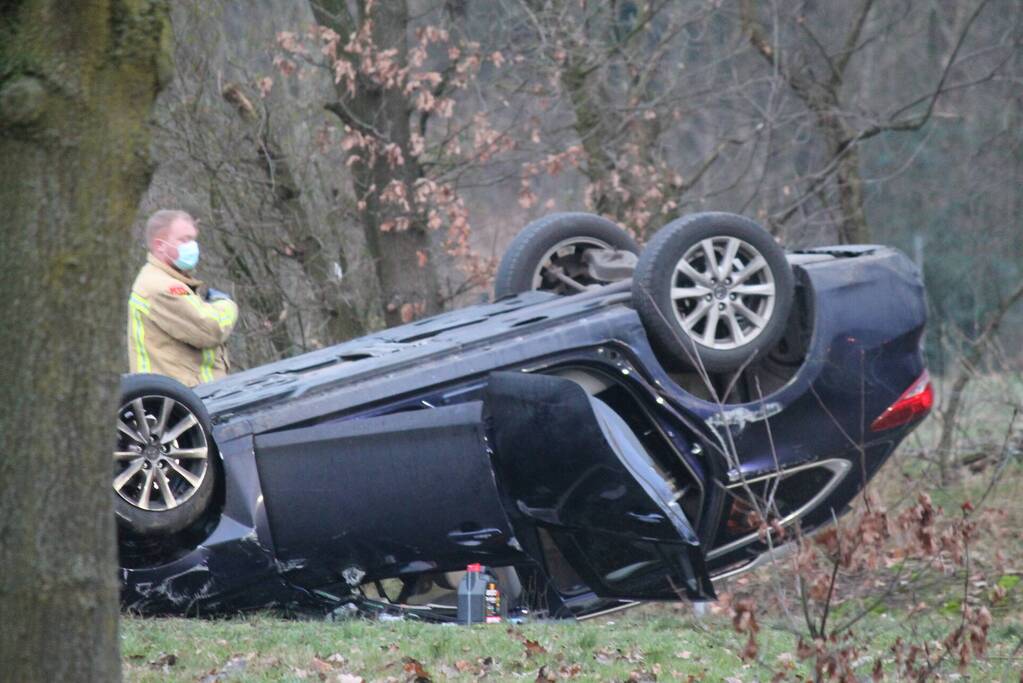 Auto slaat over de kop na botsing