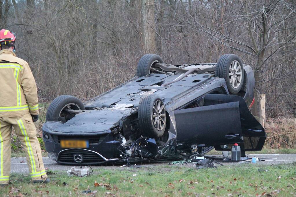 Auto slaat over de kop na botsing