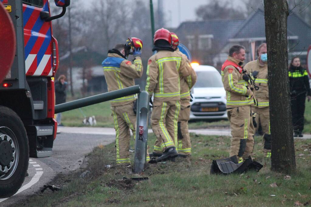 Auto slaat over de kop na botsing