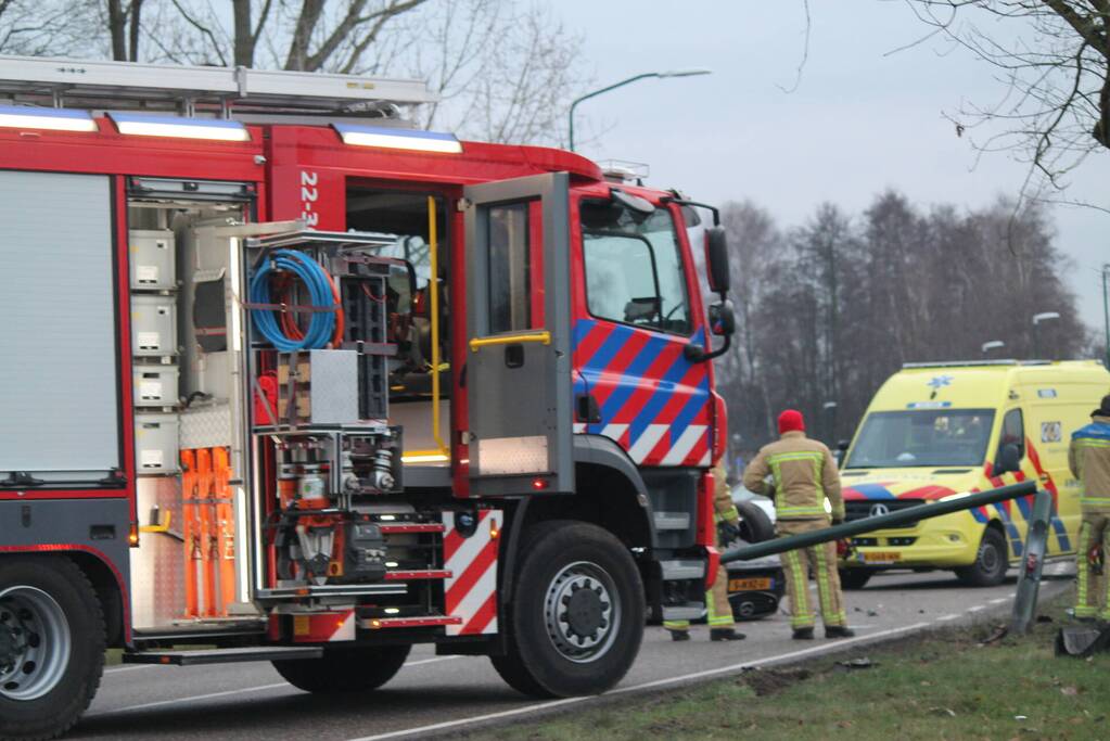 Auto slaat over de kop na botsing
