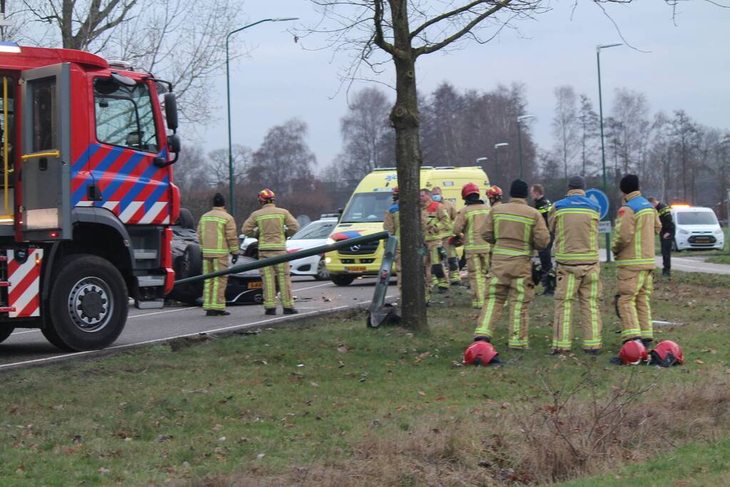 Auto slaat over de kop na botsing