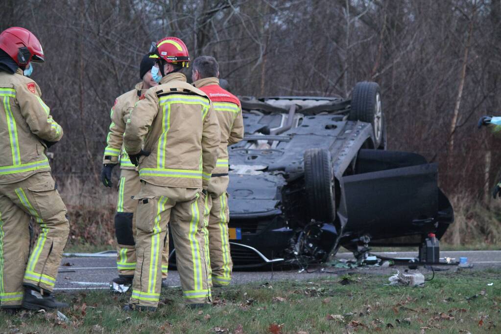 Auto slaat over de kop na botsing
