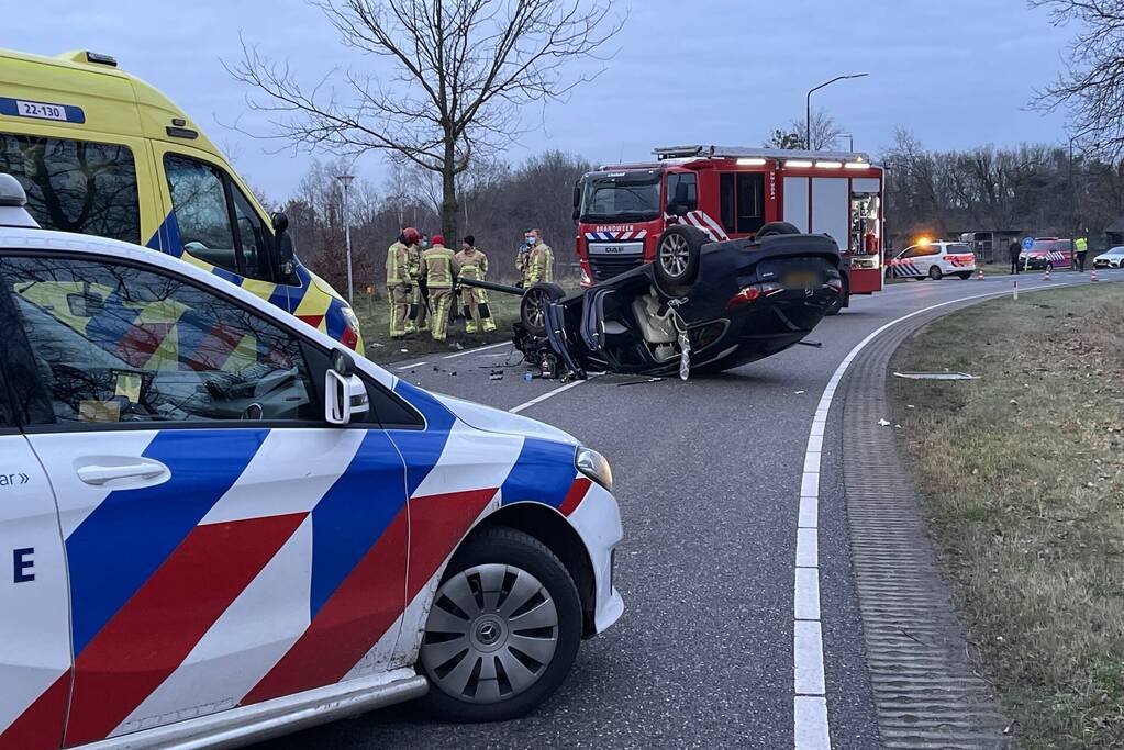 Auto slaat over de kop na botsing