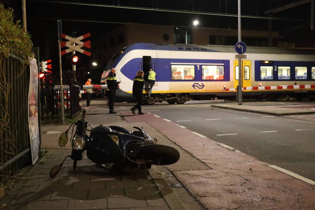 Scooter aangereden door trein