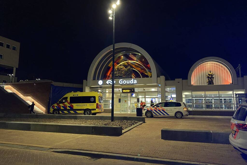 Traumateam assisteert bij incident in stationshal