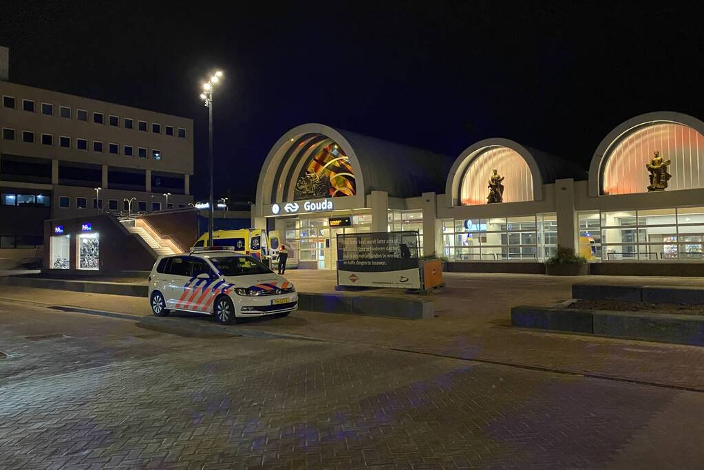 Traumateam assisteert bij incident in stationshal