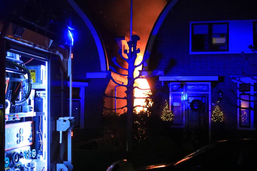 Enorme vlammen bij brand in schuur