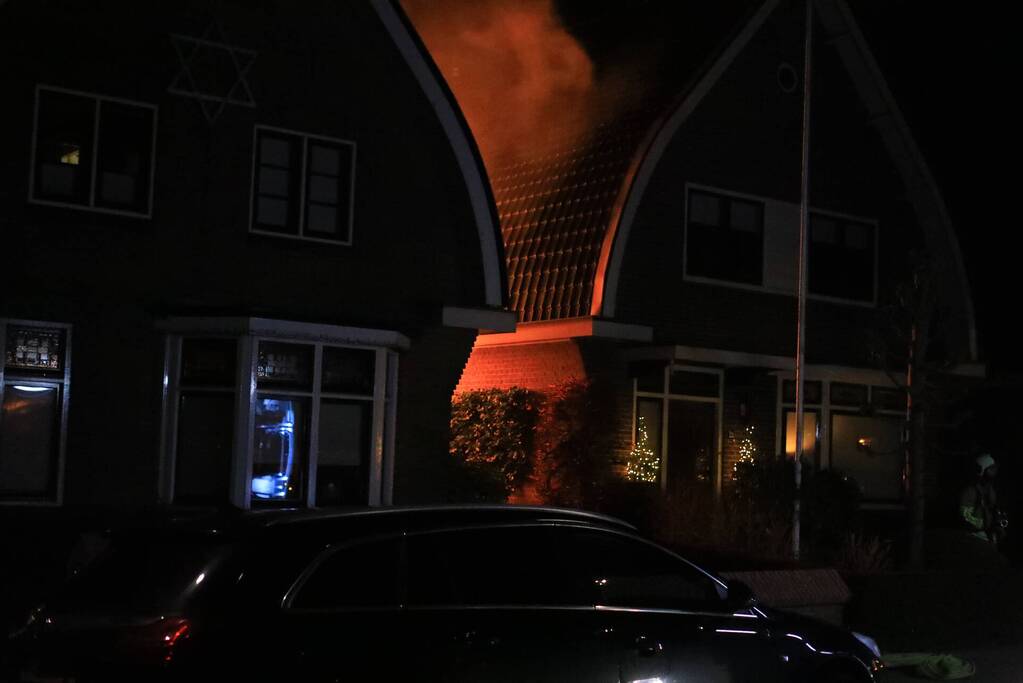 Enorme vlammen bij brand in schuur