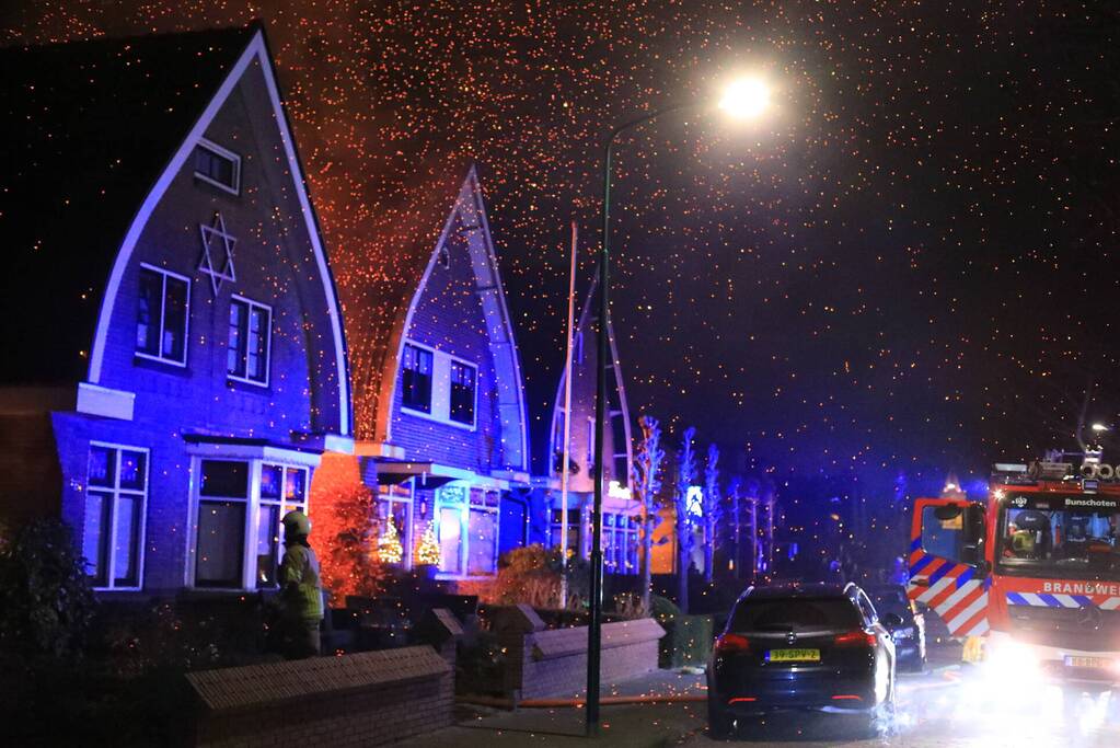 Enorme vlammen bij brand in schuur