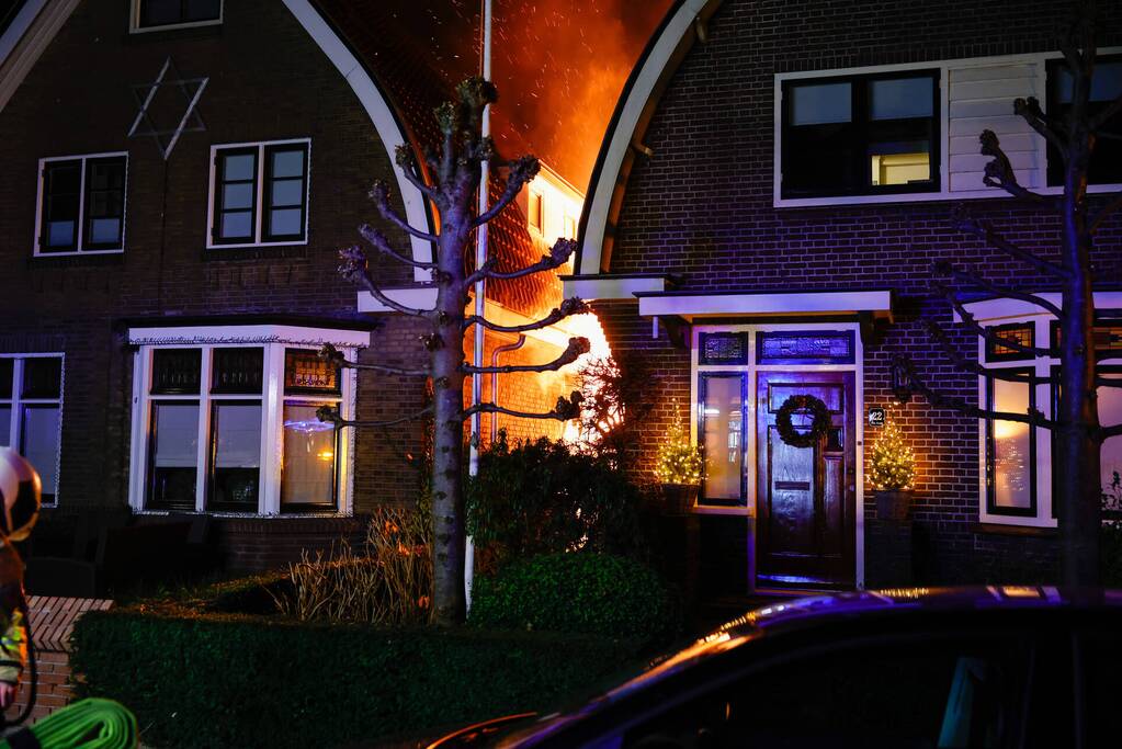Enorme vlammen bij brand in schuur