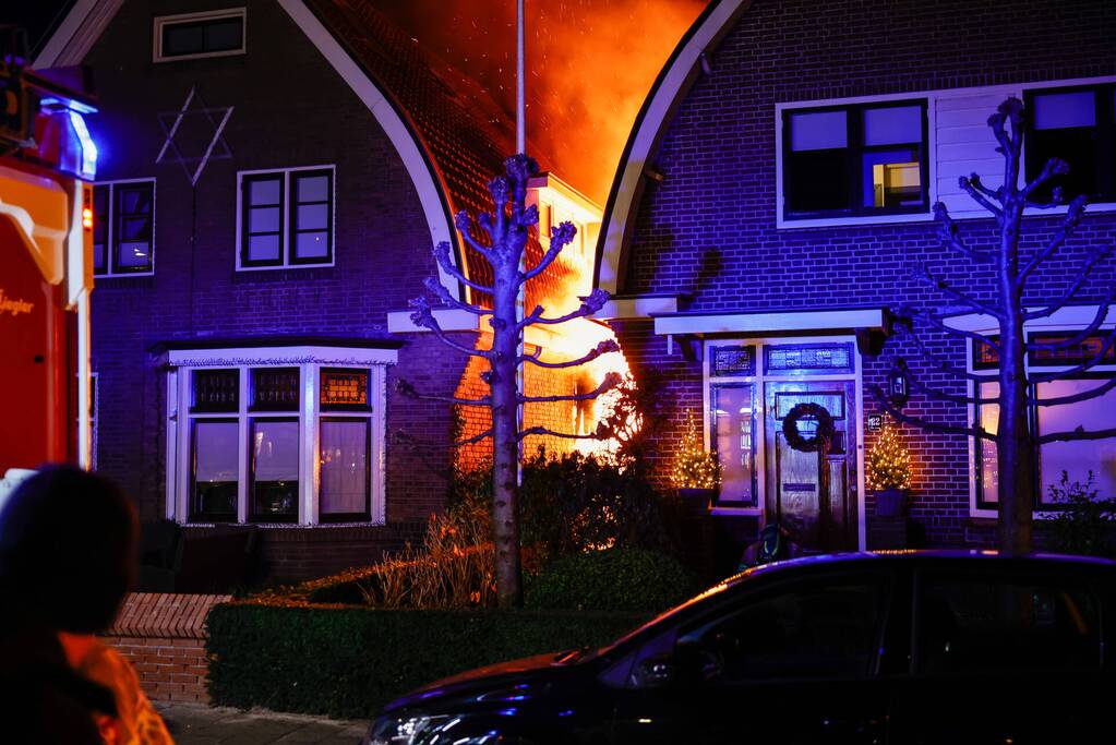 Enorme vlammen bij brand in schuur