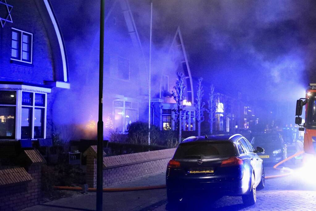 Enorme vlammen bij brand in schuur